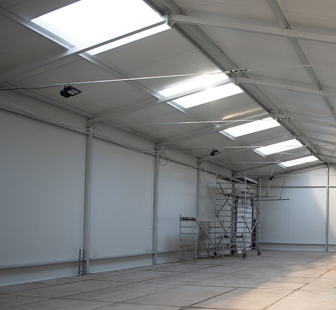 Świetliki dachowe montowane w halach stalowych.